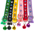 Collier nylon réglable pour chat avec imprimé coeurs et une clochette