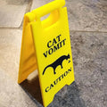 Signe drôle chat vomissant jaune vif