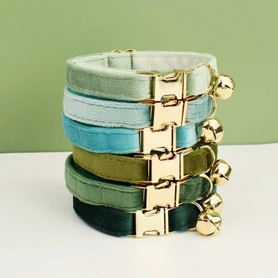 Collier en velours pour chat avec nœud papillon et cloche personnalisée