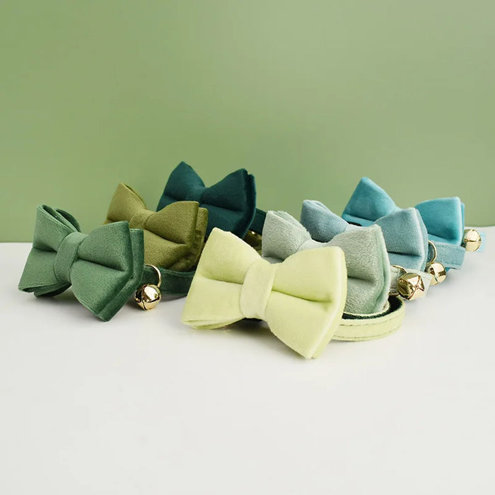 Collier en velours pour chat avec nœud papillon et cloche personnalisée