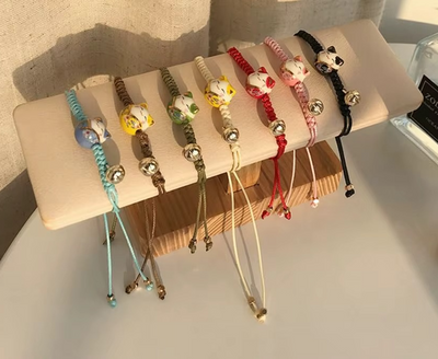 Bracelet en corde tressée Maneki Neko rouge