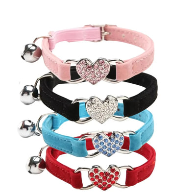 Collier chat cœur avec cloche et cristaux en velours